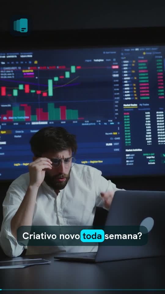 Un anuncio de Ads Factory, generado por Ads Factory: alguien frente a paneles de datos, y la pantalla real de registro del producto.
