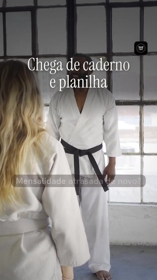 Anúncio com cenas de vídeo e motion design de um aplicativo de gestão para academias: o dojo no caderno e na planilha, o professor no tatame, as telas reais da cobrança e da presença animadas em motion design e o fecho com os selos das lojas.